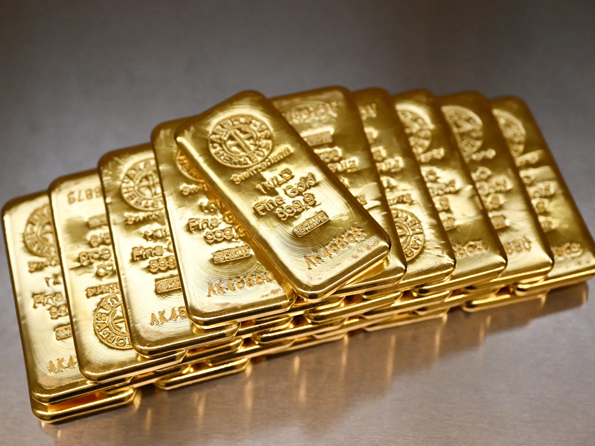 الذهب يتجه لمكاسب أسبوعية ثالثة رغم ضغط الدولار