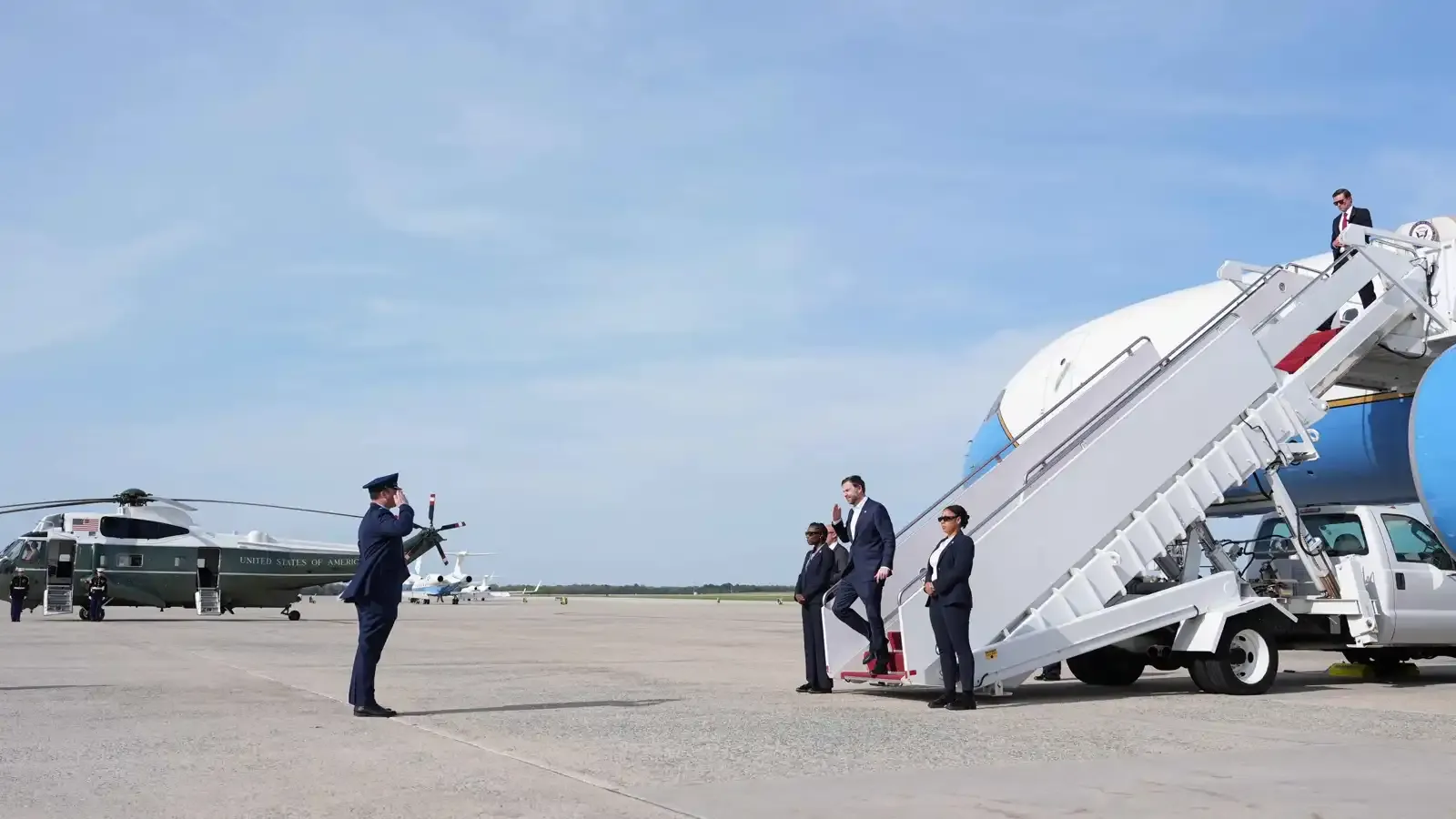 جسر جوي أميركي واسع يثير مخاوف من استئناف الحرب ضد إيران