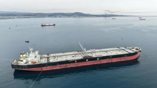 أول خرق منذ الحصار.. 3 ناقلات نفط إيرانية تغادر عبر هرمز