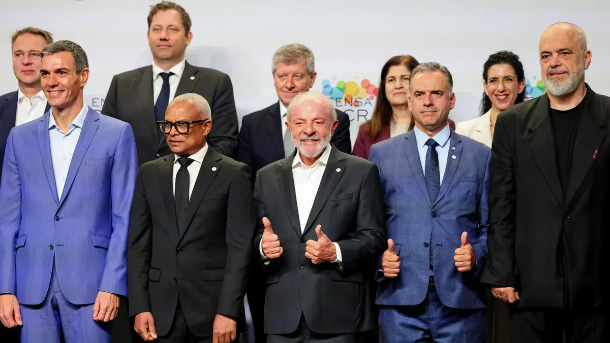 سانشيز ولولا يقودان جبهة عالمية من برشلونة لمواجهة سياسات ترامب