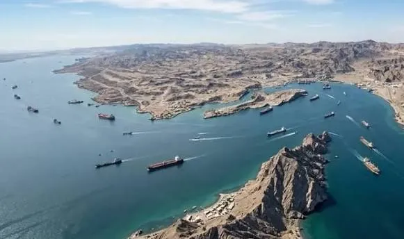 Bloomberg: Total Halt in Hormuz Strait Navigation as 13 Oil Tankers Retreat