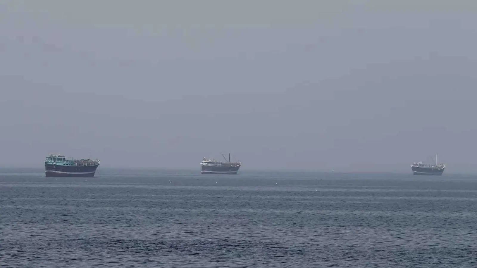 شلل شبه تام في "هرمز": عبور 3 سفن فقط خلال 24 ساعة وسط تهديدات بانهيار الهدنة