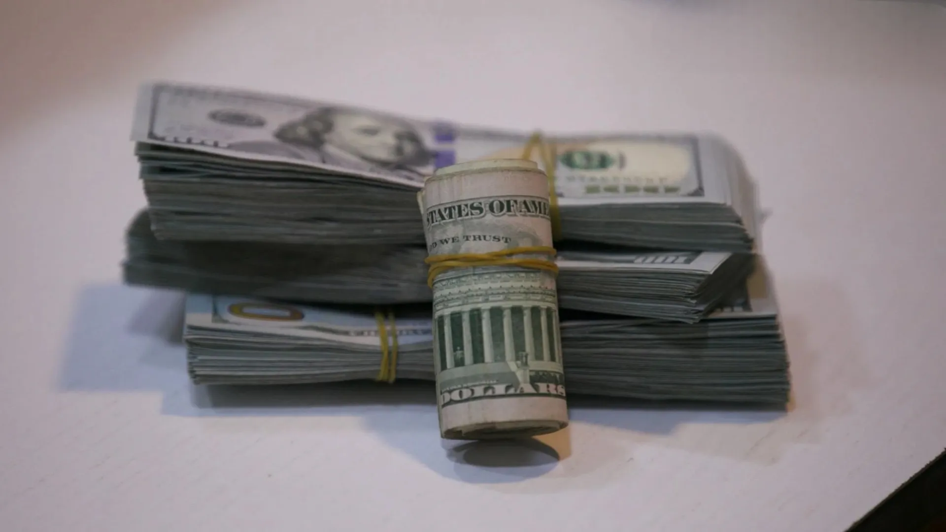 Dollar prices stabilize above 154 thousand Iraqi dinars