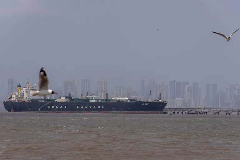Bloomberg: Oil tanker loaded Iraqi crude bound Vietnam anchors Gulf Oman