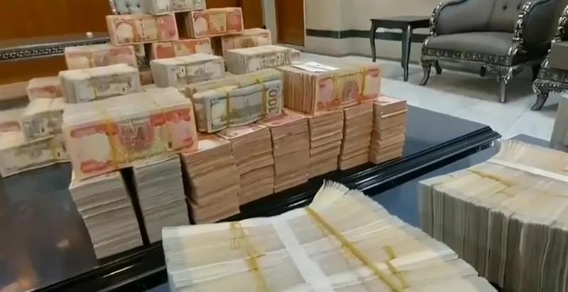 الحكومة فجوة مالية بالعراق بتسعة مليارات ونصف دولار شهريا والاقتراض الداخلي قد يهدد السيولة رغم تأمين الرواتب