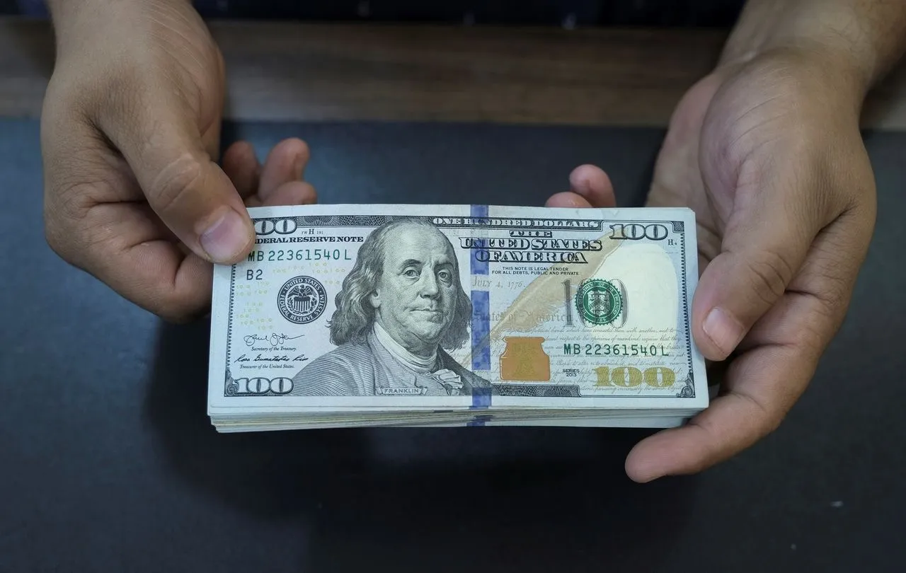 ثبات أسعار صرف الدولار عند 153750 ديناراً عراقياً