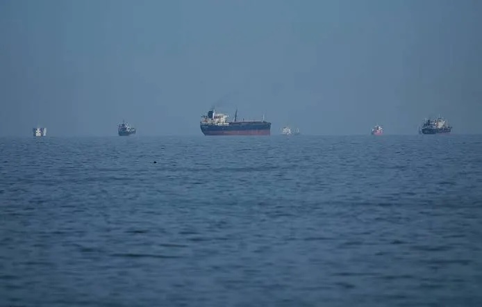 وزير أمريكي: قواتنا تسهّل عبور ملايين البراميل النفطية ليلاً عبر هرمز