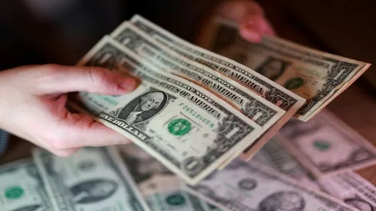 الدولار يستقر وآمال اتفاق شرق أوسطي تدعم الأسواق