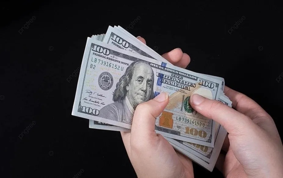 ارتفاع أسعار صرف الدولار إلى 155,500 دينار في الأسواق العراقية