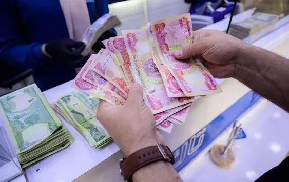 وزير المالية يصدر توجيهًا بصرف رواتب موظفي حزيران