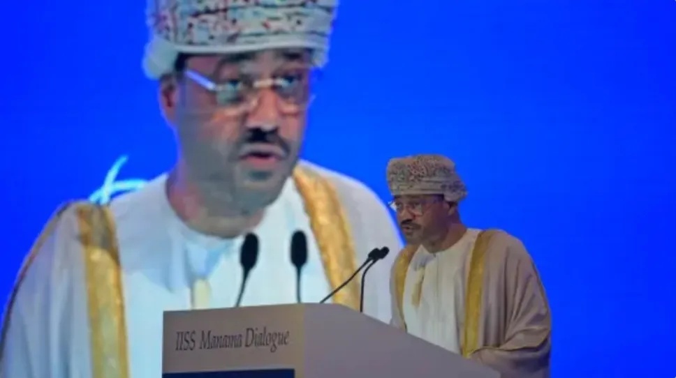 وزير الخارجية العماني يؤكد رفض بلاده لرسوم عبور مضيق هرمز