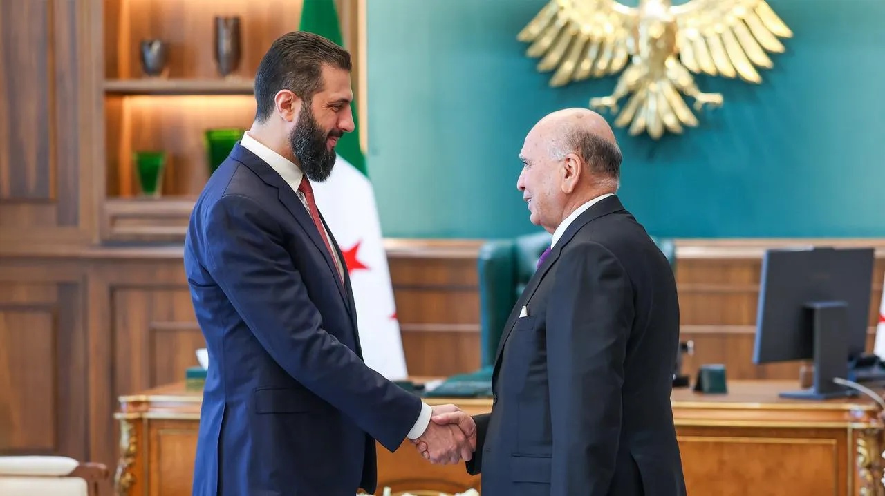 وزير الخارجية العراقي يبحث مع مسؤول سوري رفيع تعزيز التنسيق والتشاور الثنائي