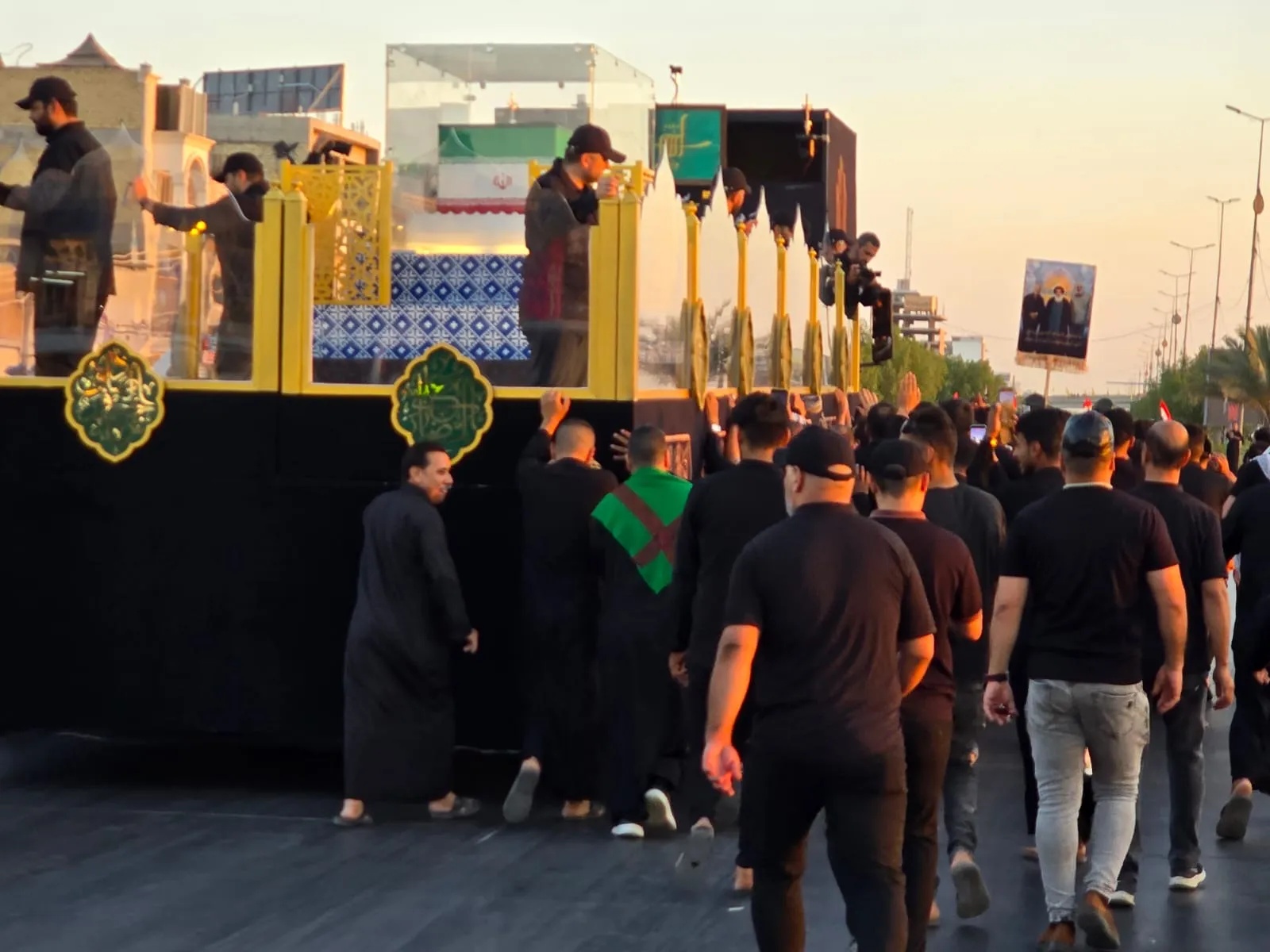 انطلاق مراسيم التشييع الشعبي المهيب للمرشد الإيراني علي الخامنئي بالنجف الأشرف