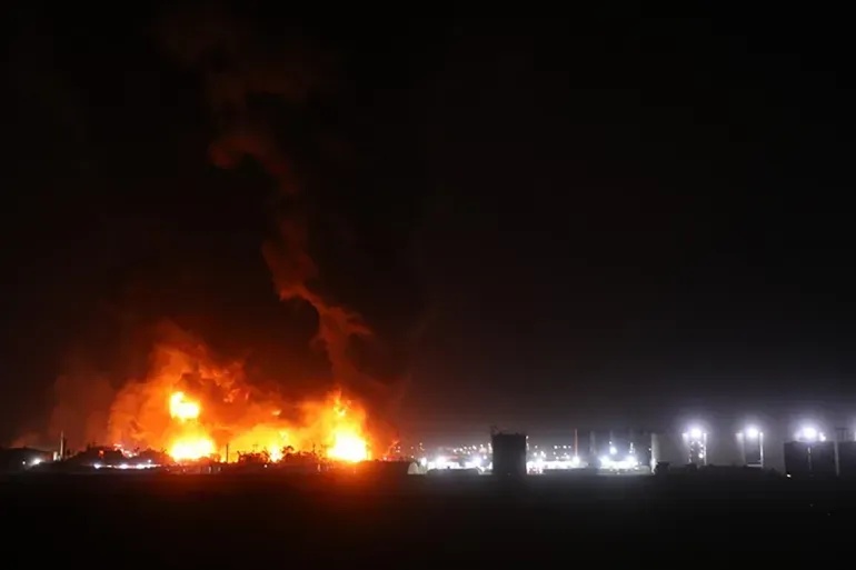القوات الأمريكية تدمر برج مراقبة حيوياً بميناء شهيد كلانتري الإيراني