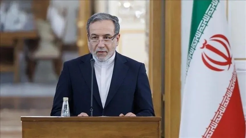 وزير الخارجية الإيراني يدعو للحوار لاحتواء تصعيد المنطقة
