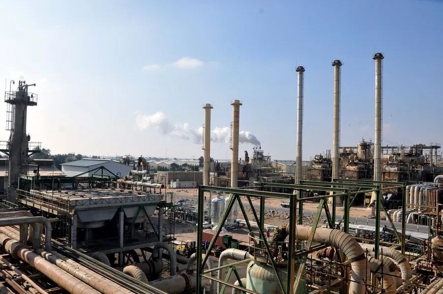 مصافي الجنوب تعلن استمرار الإنتاج اليومي للبنزين وتعتمد منافذ برية لتصدير الفوائض النفطية