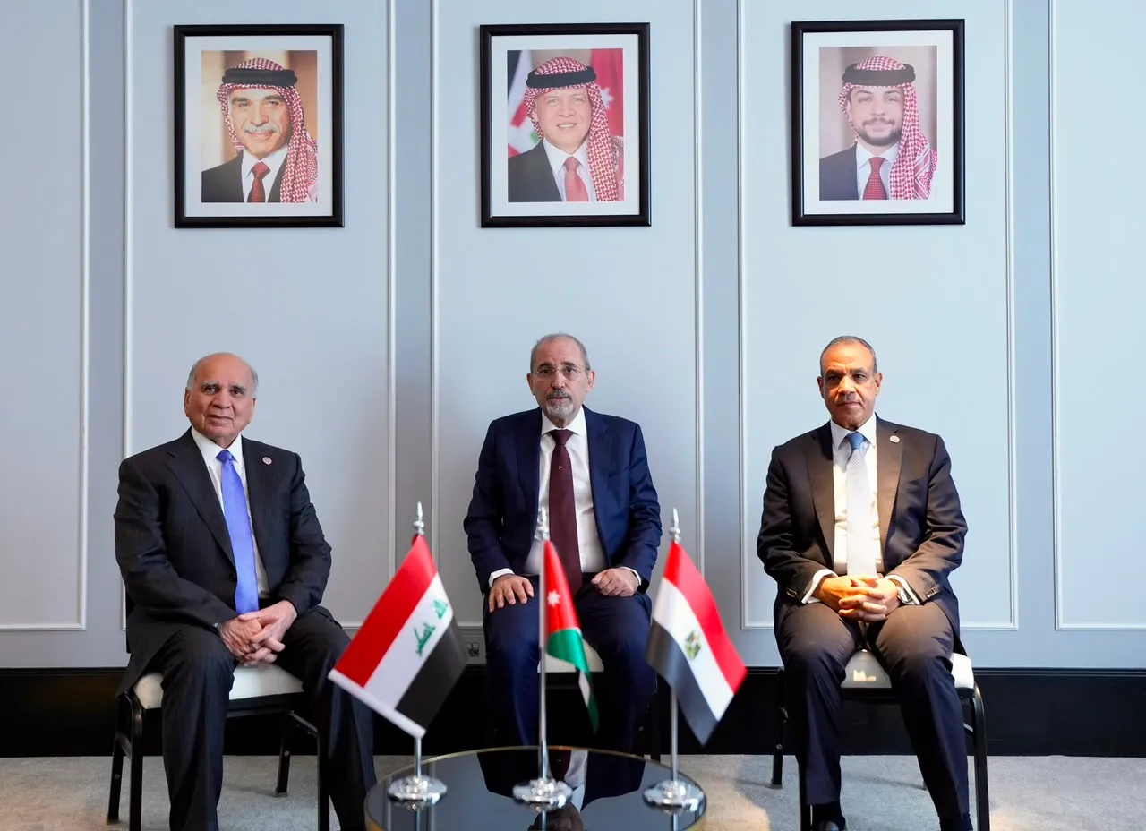العراق والأردن ومصر يناقشون تعزيز التعاون في مشاريع النفط والربط الكهربائي