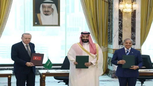 الخارجية السعودية توضح: الاتفاقية الدفاعية مع باكستان وتركيا لا تهدد أمن أي دولة بالمنطقة