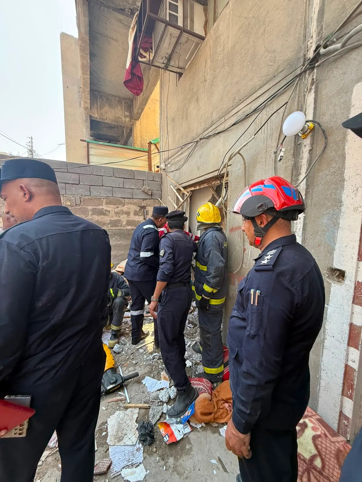 الدفاع المدني يواصل جهوده للبحث عن مفقودة تحت أنقاض مبنى سكني منهار بالبصرة