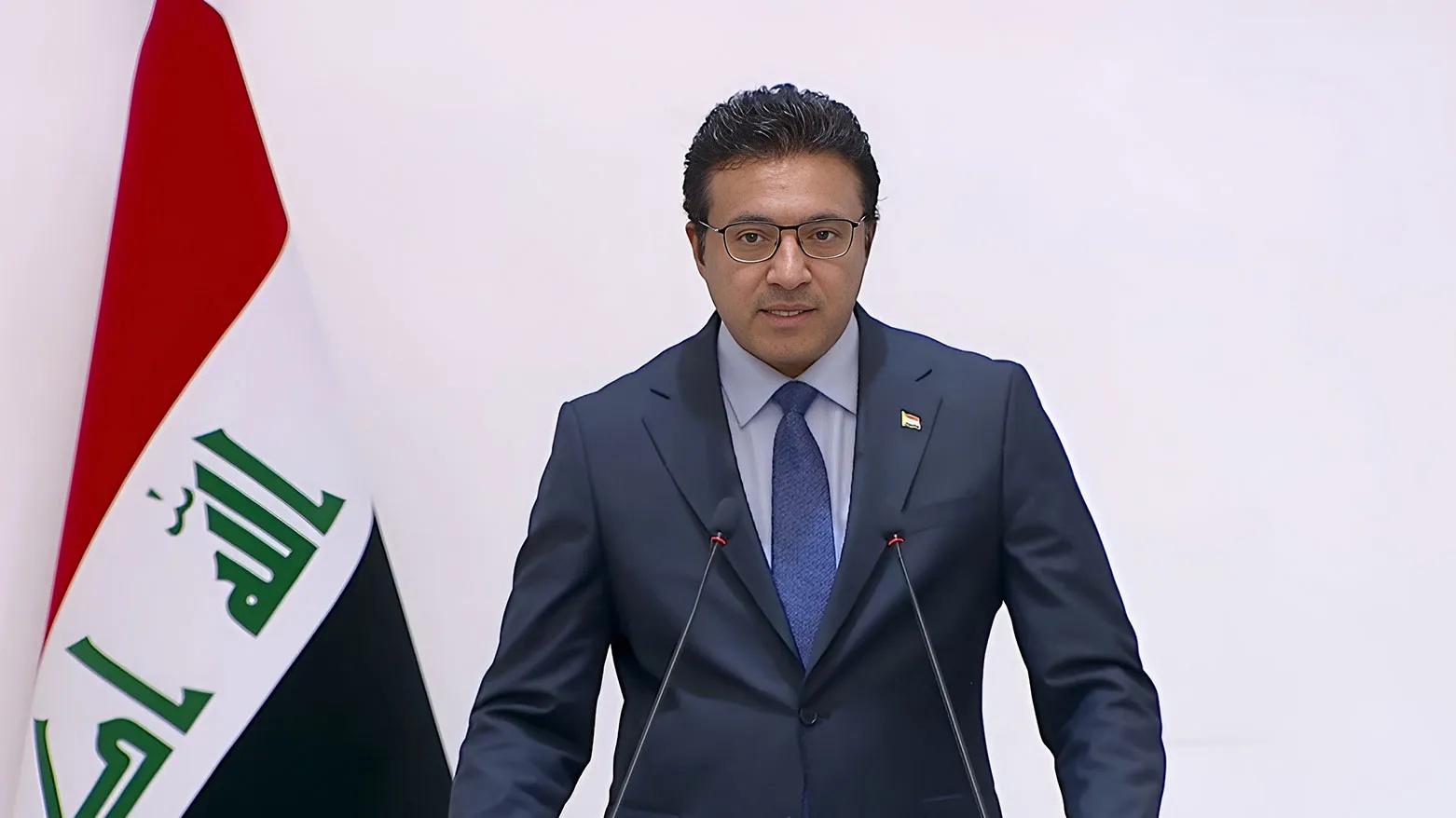 الحكومة تؤكد تأمين رواتب الموظفين وتفند مزاعم التأخير والاقتراض الخارجي وتتناول ملفات حيوية