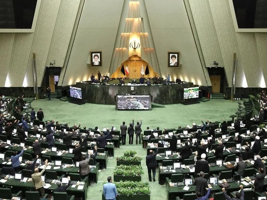 البرلمان الإيراني يقر مشروع قانون لتجريم التواصل مع وسائل الإعلام "المعادية"