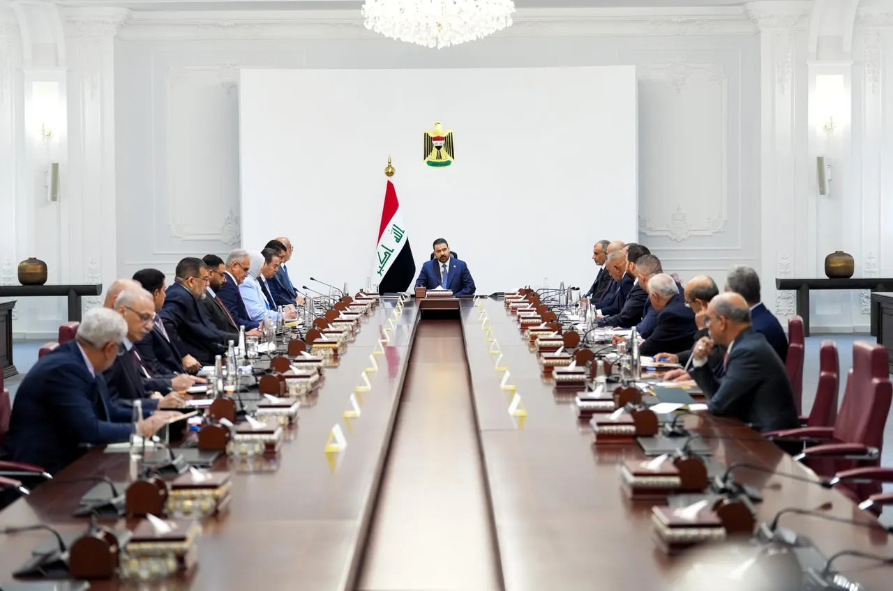 رئيس الوزراء يوجه بتشغيل الشركات النفطية 24 ساعة يومياً لضمان استمرارية الإنتاج والتصدير