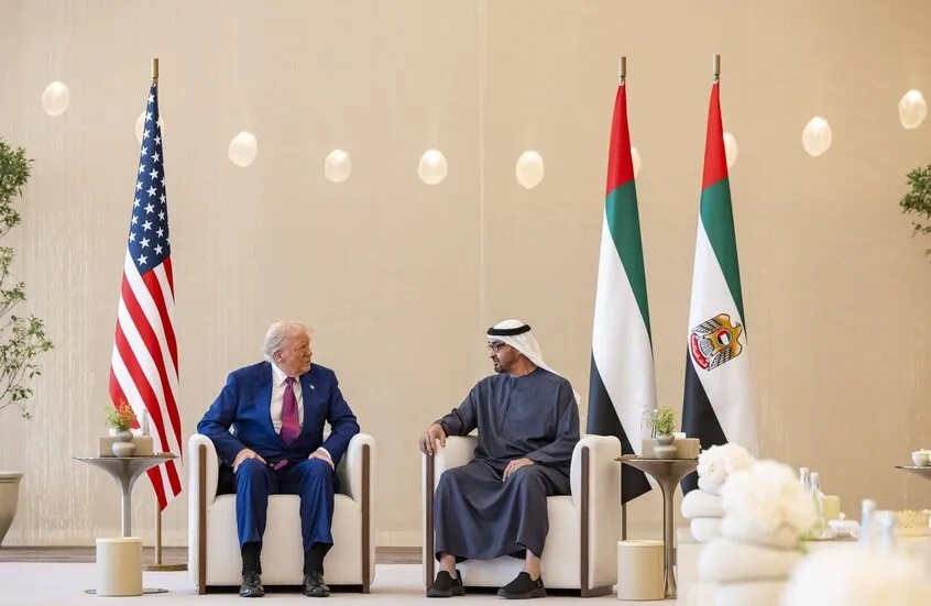 رئيس الإمارات ونظيره الأمريكي يبحثان هاتفياً التطورات الإقليمية والتعاون