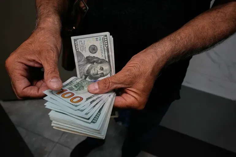 استقرار أسعار الدولار عند مستويات مرتفعة في السوق المحلي اليوم الثلاثاء