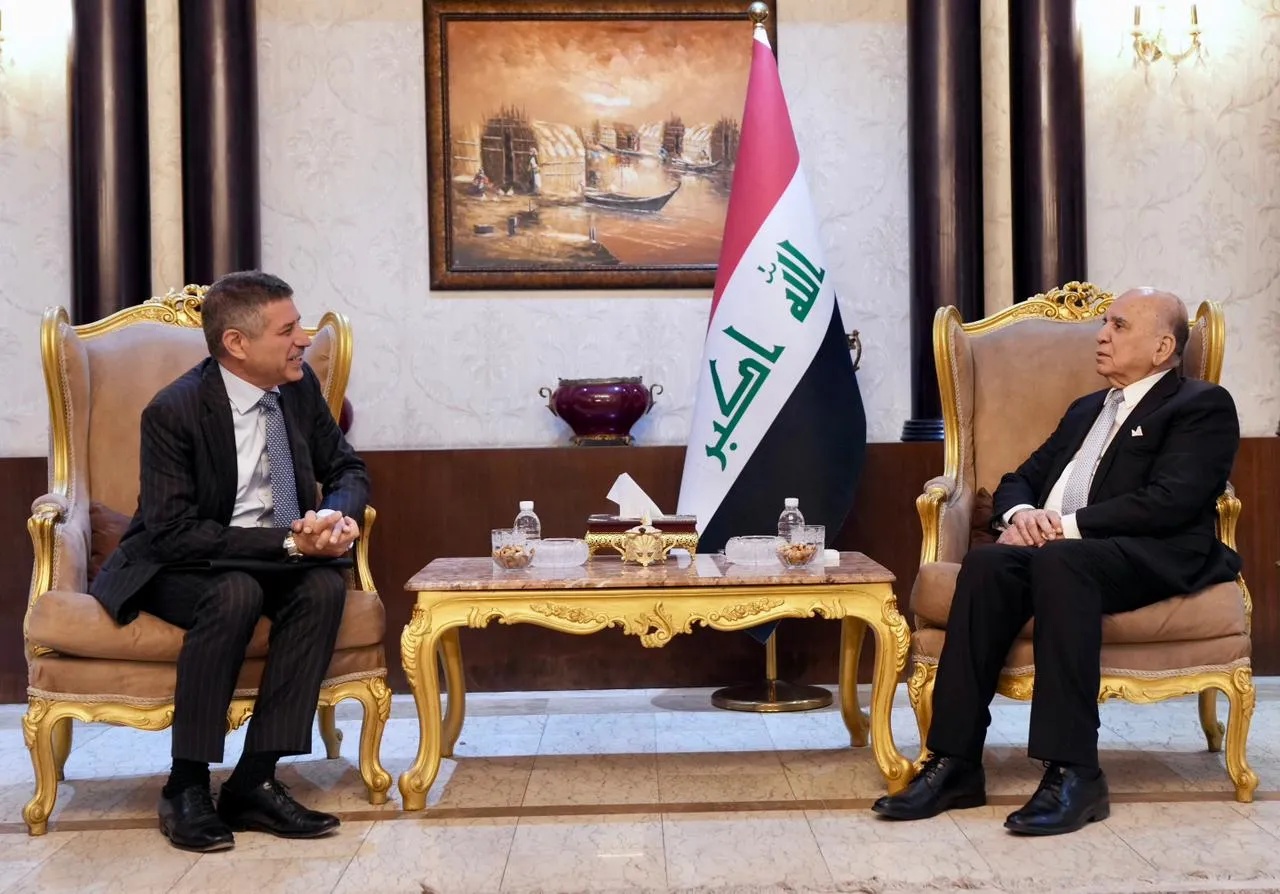 وزير الخارجية يبحث مع القائم بالأعمال الأمريكي تداعيات العقوبات على إيران وتأثيرها على العراق