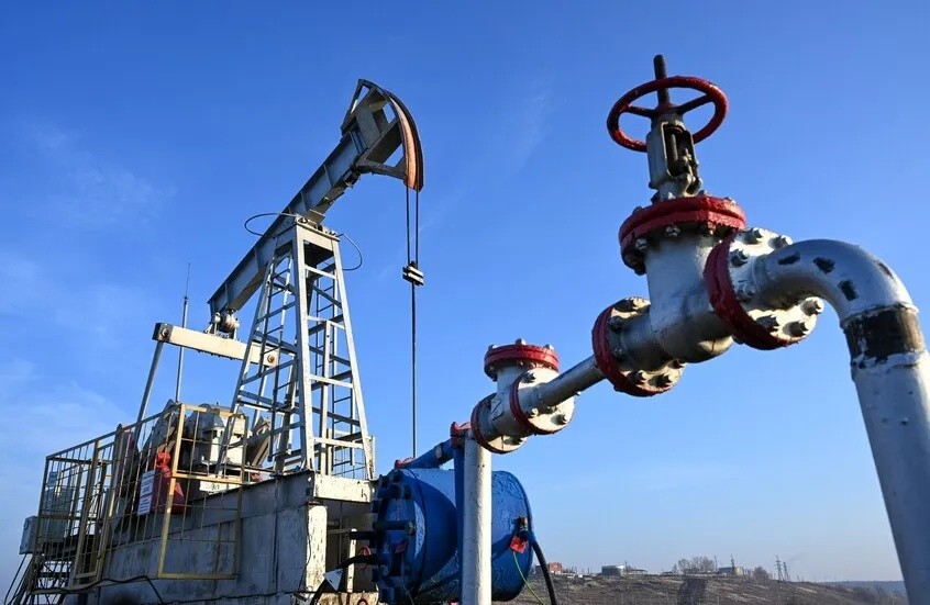 Oil Prices Mark Notable Weekly Gains Amid Escalating Middle East Tensions