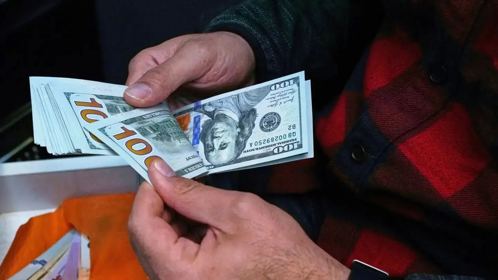 أسعار الدولار ترتفع اليوم: 100 دولار بـ 155 ألف دينار عراقي