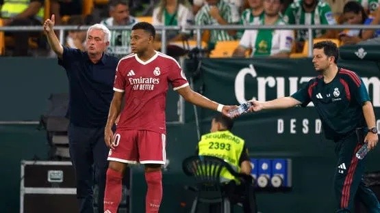 مورينيو يصف لاعبي ريال مدريد بـ"السذج" إثر الهزيمة الأولى