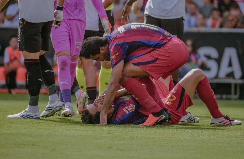 كسر أنف مدافع برشلونة إريك غارسيا في حادث بالمباراة