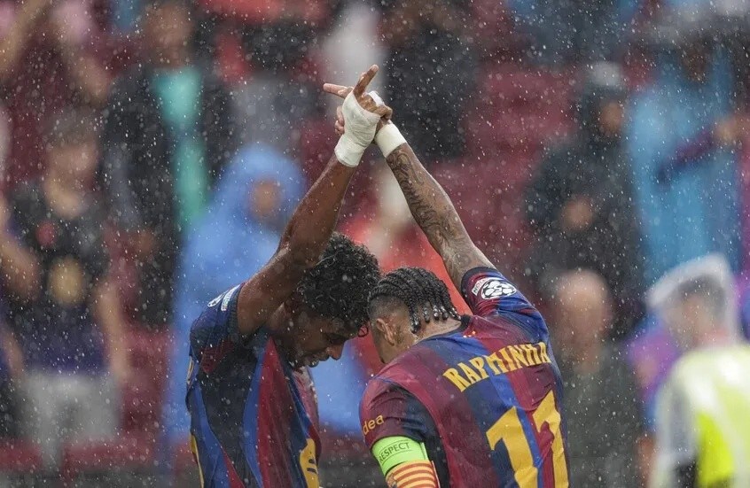 جدل عنصري يطال جماهير فينورد في مباراة برشلونة بدوري الأبطال