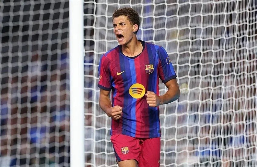 برشلونة يكسر تقاليده بشأن عقد اللاعب حمزة عبد الكريم