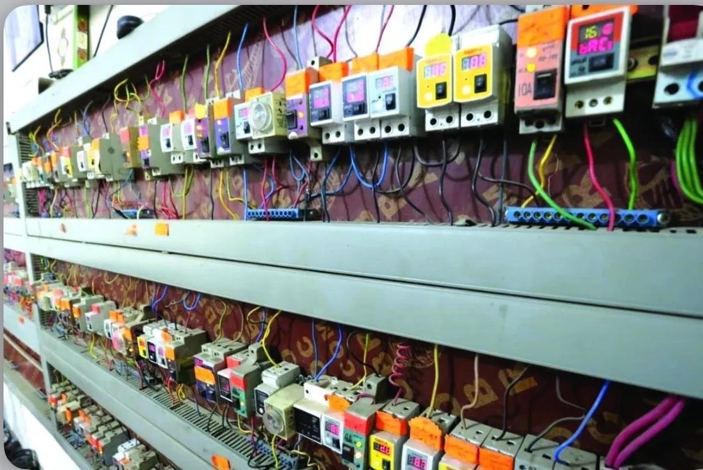 مجلس بغداد: آلاف المولدات غير المسجلة تعرقل ضبط تسعيرة الأمبير بسبب شرائها الوقود من السوق السوداء
