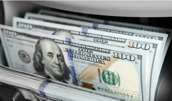 الدولار يقفز متجاوزًا 158 ألف دينار عراقي مع إغلاق تداول الأربعاء