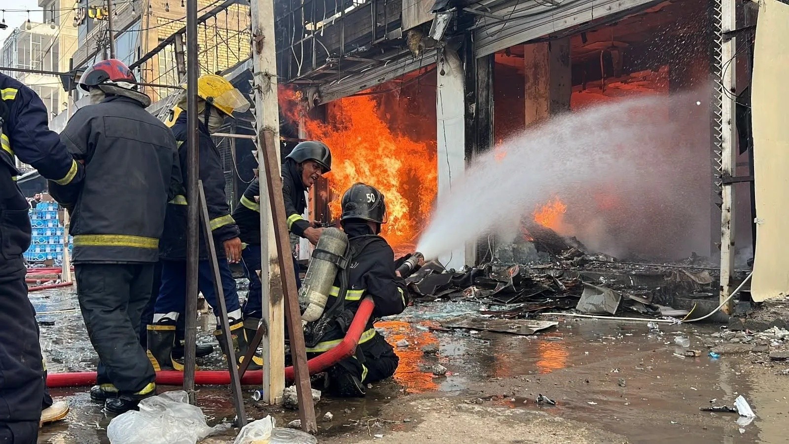 الدفاع المدني يخمد حريق بناية تجارية غير آمنة في الطالبية ببغداد