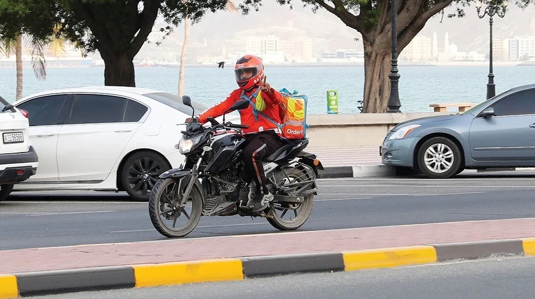 وزارة العمل تُرجع صعوبة شمول عمال التوصيل بالضمان الاجتماعي لتحديات قانونية وتنظيمية