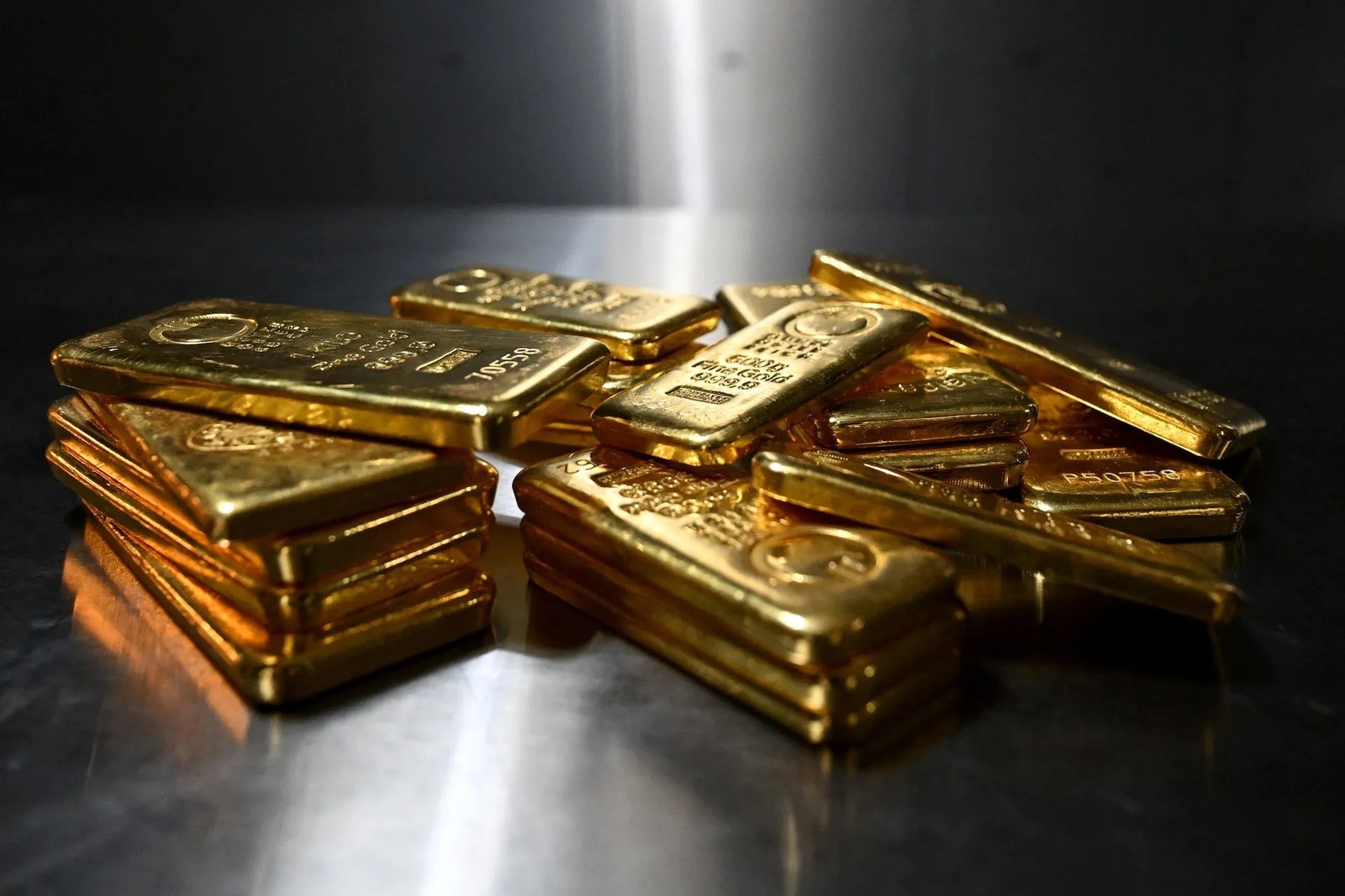 الذهب ينخفض عالمياً وسط تزايد ترقب لقرارات الفائدة الأمريكية