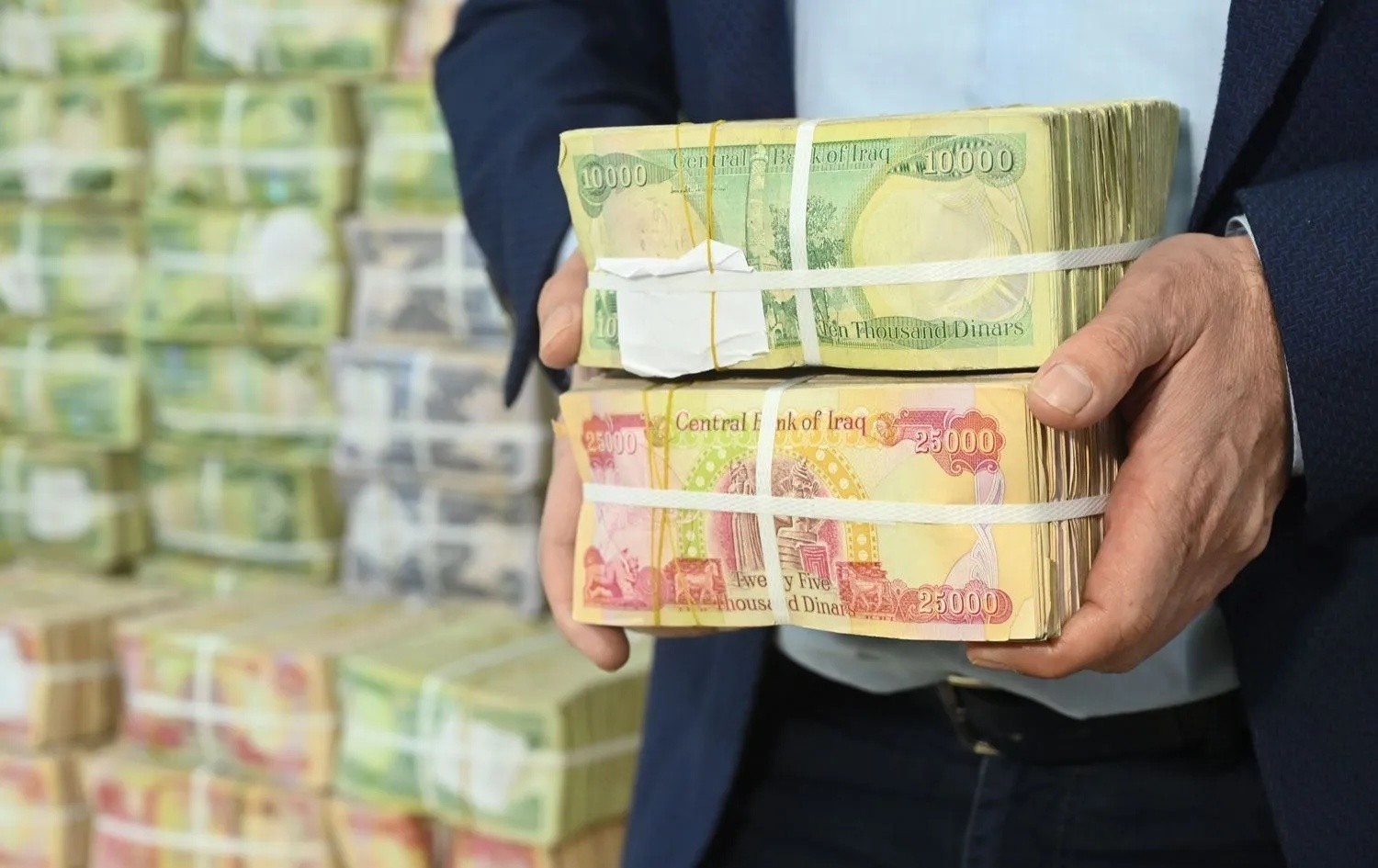 اللجنة المالية النيابية: تأمين رواتب الموظفين وعجز متوقع 65 تريليون دينار بموازنة 2027