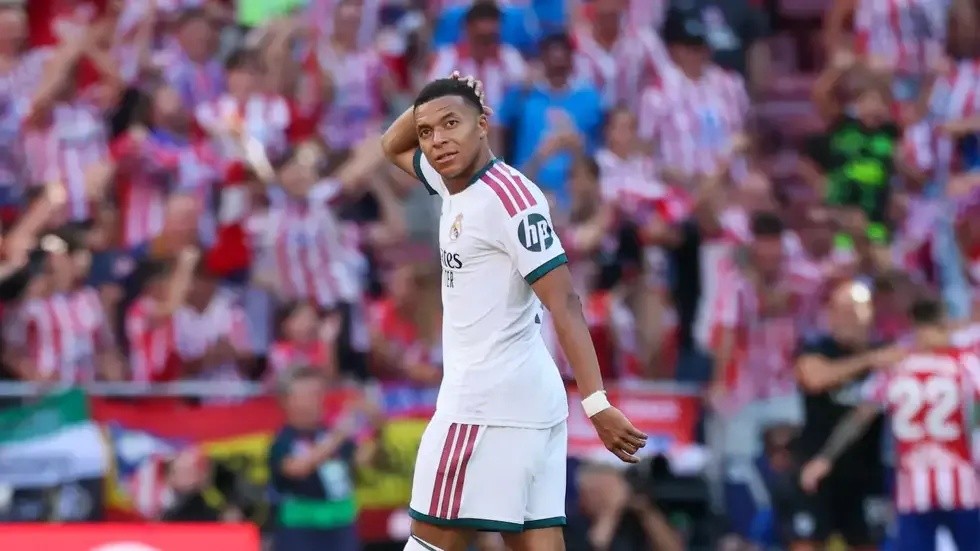 استياء ريال مدريد من حملة مبابي للكرة الذهبية