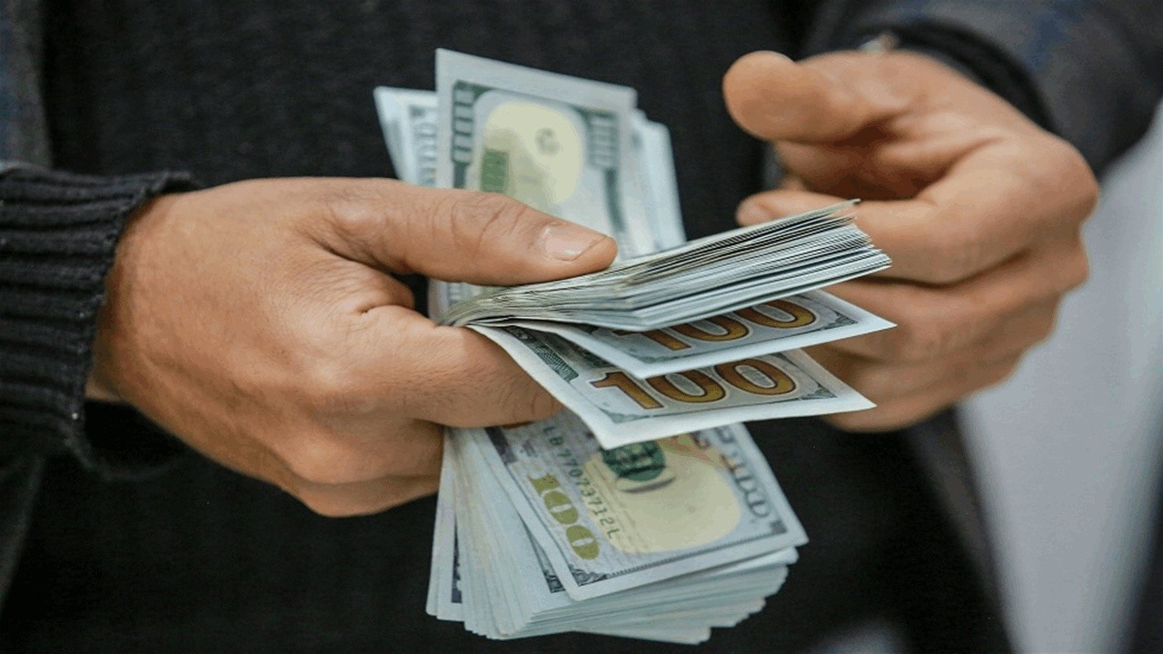 الدولار يواصل صعوده أمام الدينار مطلع الأسبوع