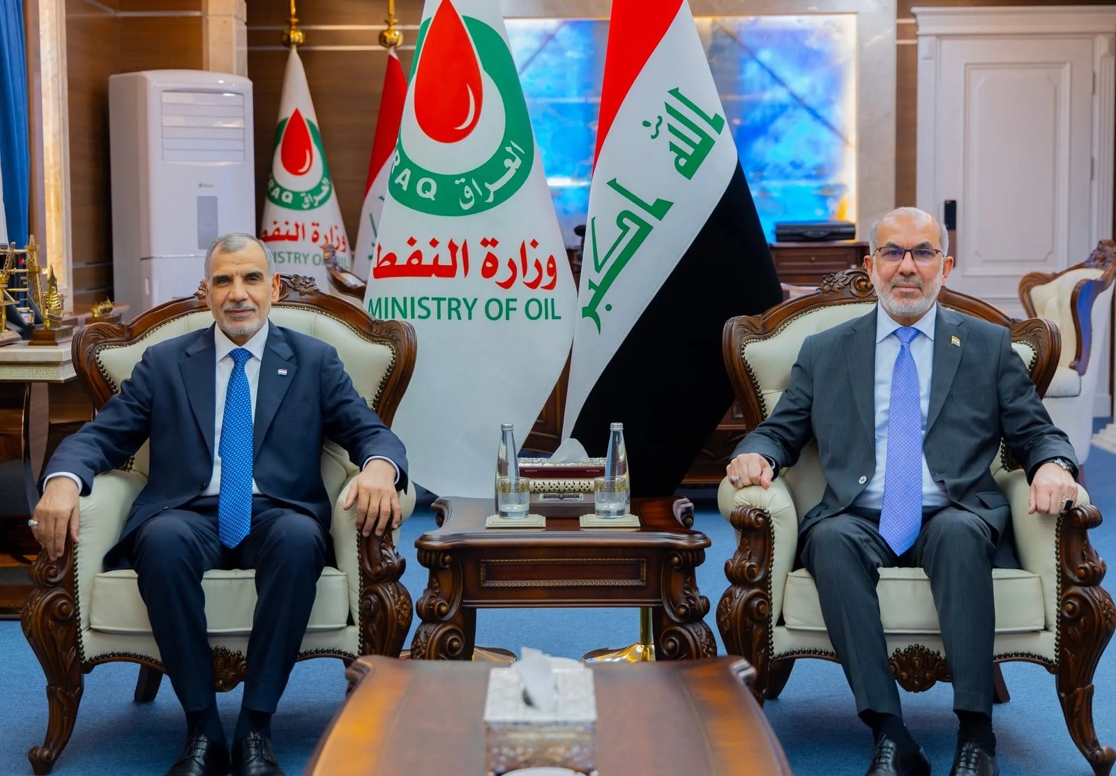 وزيرا النفط والمالية يناقشان بنداً بالموازنة لتثبيت العقود وتوظيف خريجي المعاهد