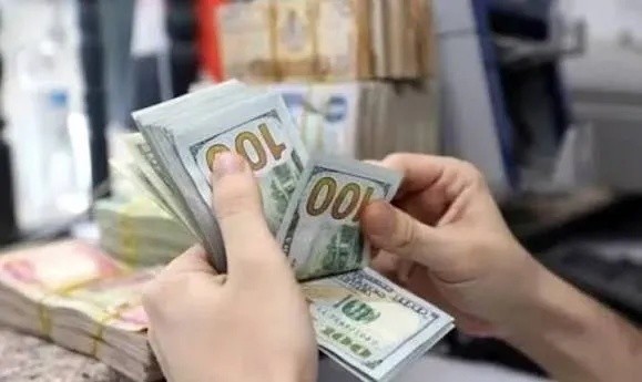 أسعار بيع وشراء الدولار في الأسواق المحلية