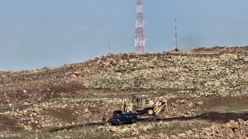 قوات إسرائيلية تفجر موقعاً عسكرياً بريف دمشق وتتوغل في القنيطرة