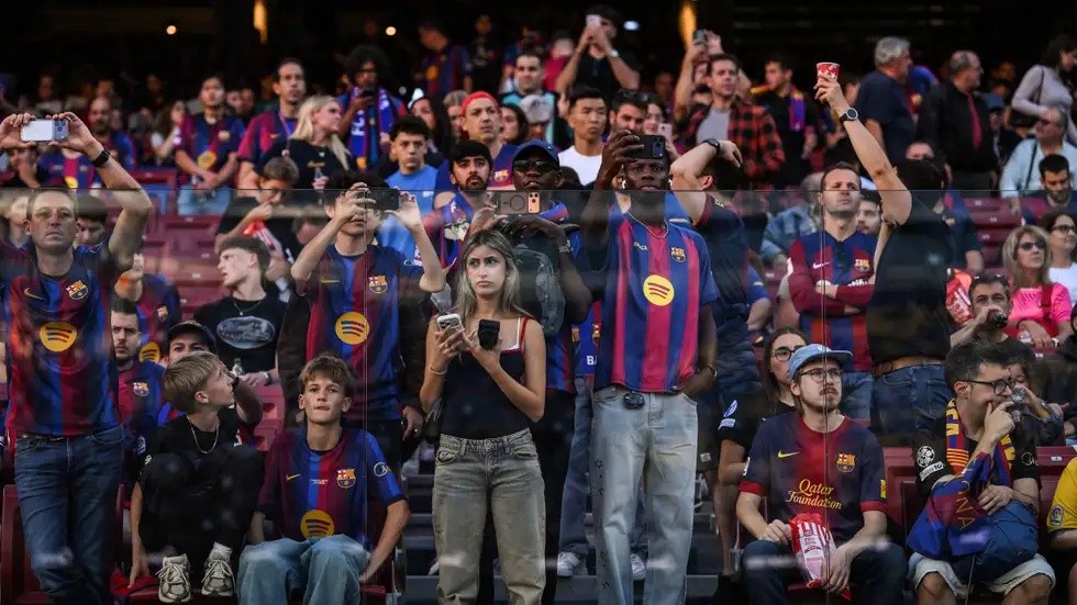 إضراب عمالي يهدد الكلاسيكو وبرشلونة يضمن إقامة المباراة مستشهداً بريال مدريد