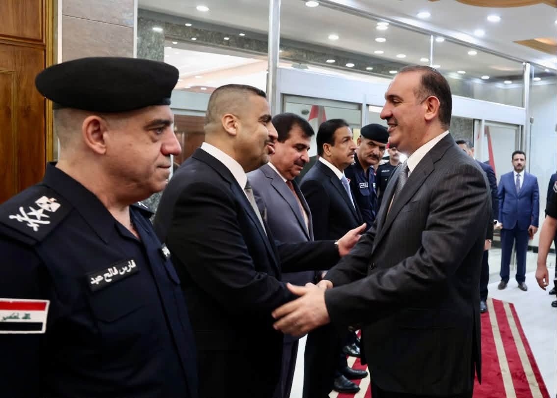 وزير الداخلية يتسلم مهامه رسمياً ويوجه بتطبيق قرار الحكومة بشأن مراجعة عقود الفساد