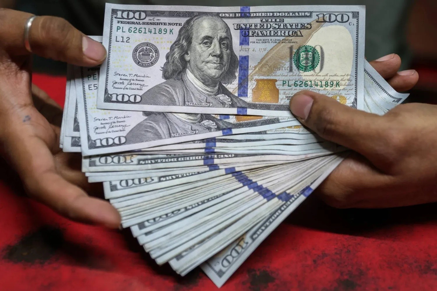 رئيس الوزراء يؤكد العمل على إعادة سعر الدولار إلى مستوى 155 ألف دينار أو أقل