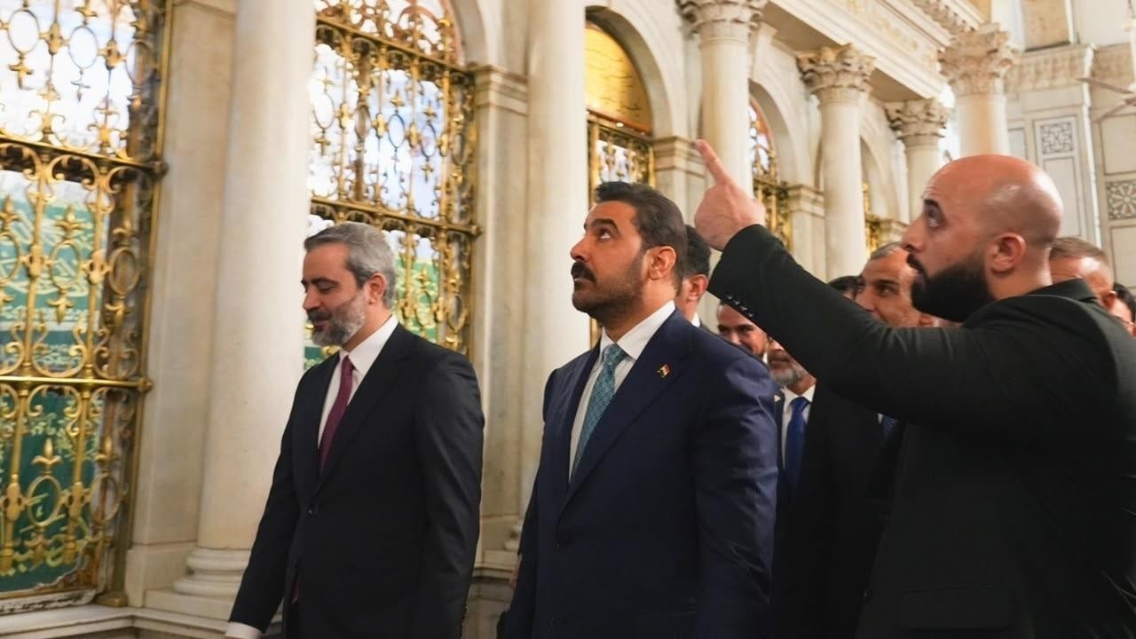 رئيس الوزراء يتبرع بمبلغ 10 ملايين دولار لترميم مرقد السيدة زينب والجامع الأموي بدمشق